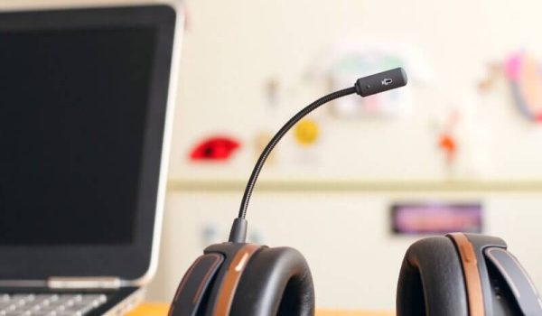 rsz_petr-machacek-bevgrxektik-unsplash-1536×1024-1 Customer service headset by laptop showing VMRS priority on support.